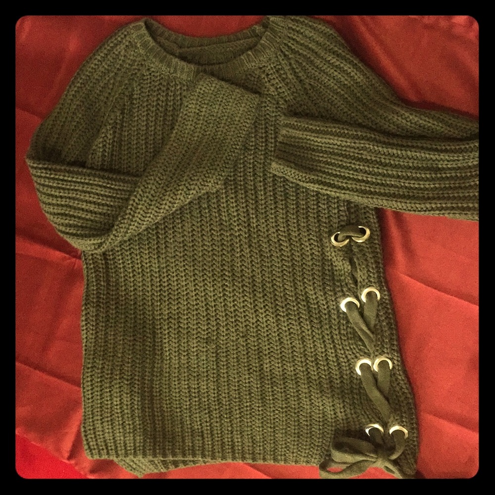 NWOT Super Soft & Cozy Lace-up side Sweater thick!